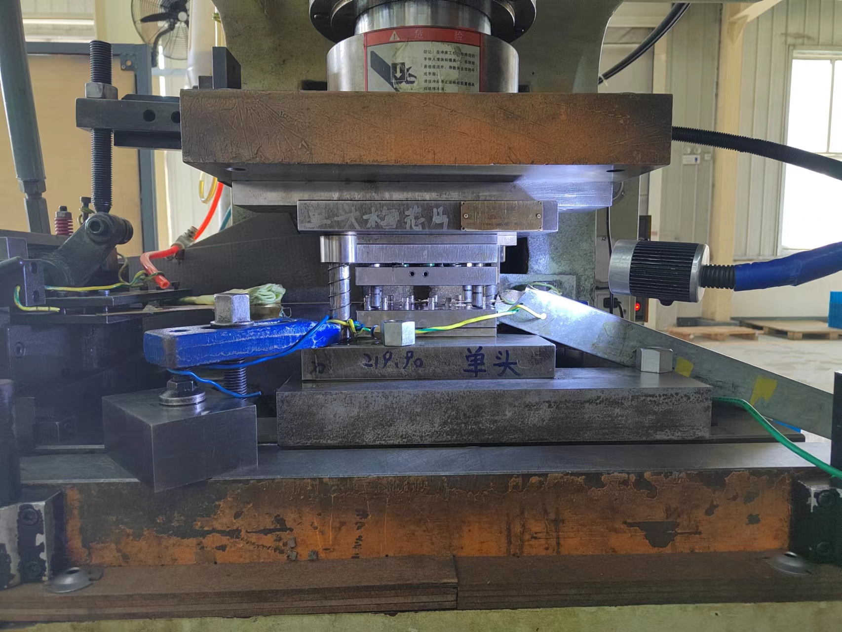 设备吨位不足影响工件冲压加工