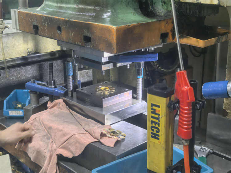 新手做冲压加工，先搞懂这些基础：筑牢入行根基，规避起步风险